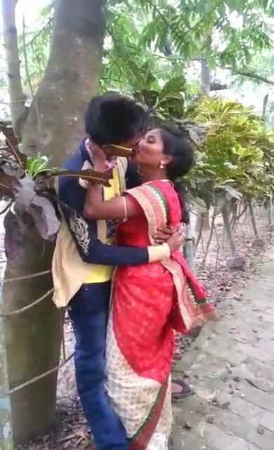 Desi village bhabi xx video enjoy with young devar outdoor HD