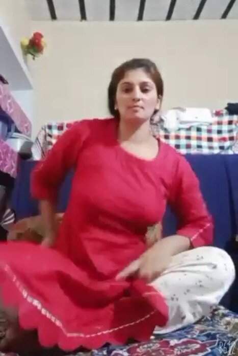 Extremely cute Kashmiri babe indian real porn fingering pussy