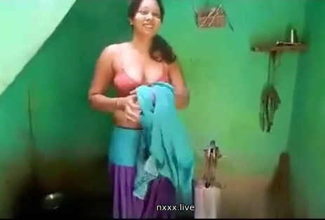 Beautiful big boobs girl indian xvideo bathing outdoor mms