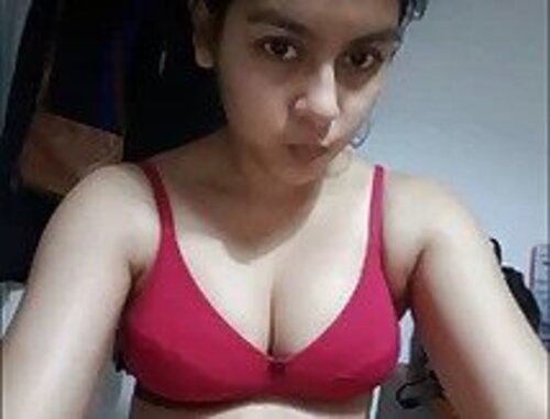 Extremely cute 18 girl indian xvideo showing nice boobs mms