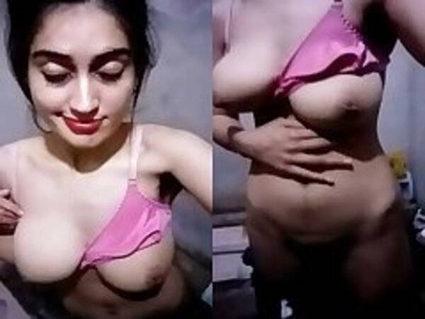 Very beautiful hot babe indian hd porn showing her big tits mms