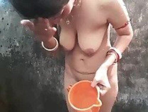 Village sexy young mallu aunty xxx nude bathing outdoor mms