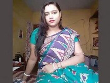 Very beautiful Bengali boudi hindi desi bf nude show bf mms