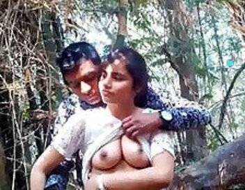 Beautiful-hot-18-girl-xxx-bf-indian-enjoy-with-bf-outdoor-mms.jpg
