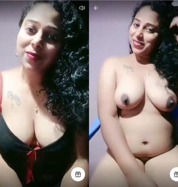 Mallu-beautiful-xnxx-desi-aunty-showing-big-tits-viral-nude-mms.jpg